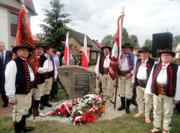 Milówka - Odsłonięto obelisk kpt. Antoniego Bieguna „Sztubaka”